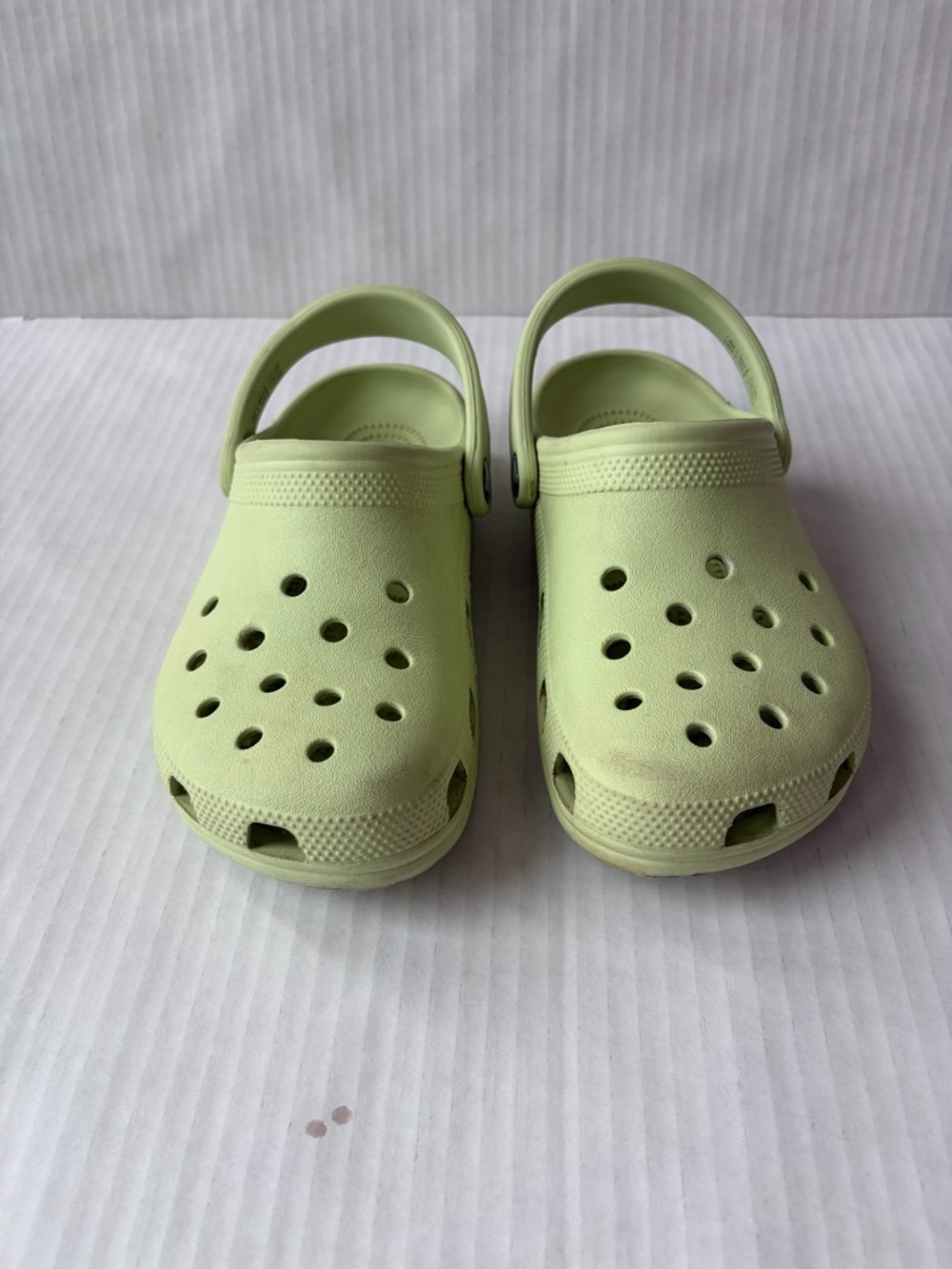 Crocs Classic Juniors size 4 celery green